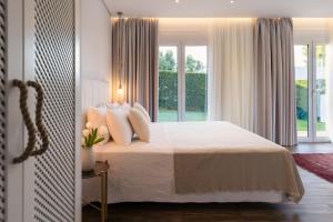 una camera con un letto e una grande finestra di Kappa Resort a Paliouri