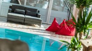 المسبح في Hotel Post - OlangCard included أو بالجوار