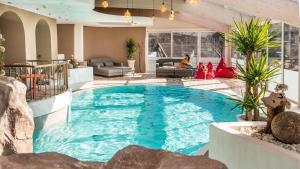 una grande piscina in una casa di Hotel Post - OlangCard included a Valdaora