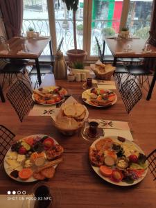 una mesa de madera con platos de comida. en SRF Hotel en Eskisehir