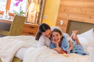 سرير أو أسرّة في غرفة في Hotel Post - OlangCard included