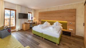 سرير أو أسرّة في غرفة في Hotel Post - OlangCard included