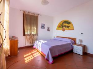 サン・ロレンツォ・アル・マーレにあるHoliday Home Nicolò by Interhomeのベッドルーム1室(ベッド1台、窓付)
