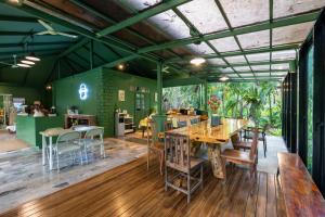 um restaurante com pisos em madeira e paredes verdes em Blu Monkey Pooltara Krabi Hotel & Villas Pet Friendly em Tha Lane Bay