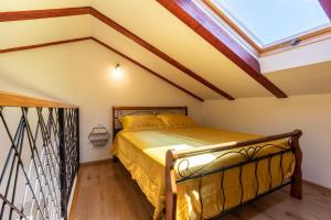 1 dormitorio con 1 cama y tragaluz en Apartment Gazic en Zadar