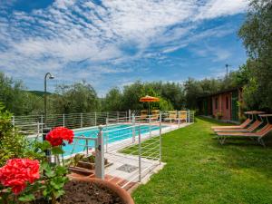 einen Pool in einem Garten mit Blumen in der Unterkunft Holiday Home Colle alla luna by Interhome in Pieve a Nievole