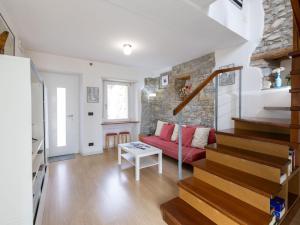 - un salon avec un canapé rouge et des escaliers dans l'établissement Holiday Home Le Mura by Interhome, à Cividale del Friuli