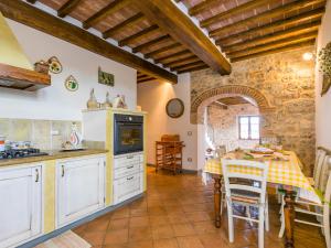 una cucina con tavolo e una sala da pranzo di Holiday Home Poggio all'Aia by Interhome a Lucciana