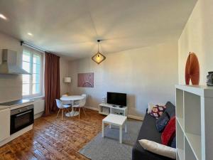ein Wohnzimmer mit einem Sofa und einem Tisch in der Unterkunft Chato D-Charmant T2 Moderne et Calme in Châteaurenard