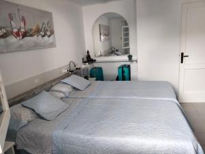 カレタ・デ・フステにあるPuerta del solのベッドルーム(大型ベッド1台、シンク付)