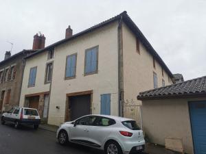 a white car parked in front of a house at havre de paix in Saint-Junien