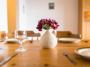 eine Vase mit Blumen auf einem Holztisch in der Unterkunft Apartment A701 by Interhome in Lahnstein