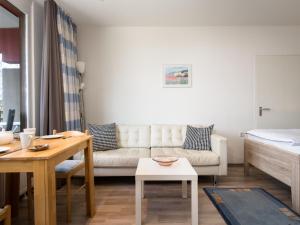 ein Wohnzimmer mit einem Sofa und einem Tisch in der Unterkunft Apartment B307 by Interhome in Lahnstein