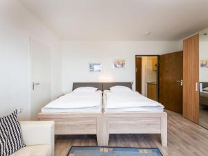 ein Schlafzimmer mit einem Bett und einem Sofa in der Unterkunft Apartment B307 by Interhome in Lahnstein