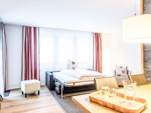 un soggiorno con letto e tavolo di Apartment TITLIS Resort 3-Zimmer Wohnung 8 by Interhome a Engelberg