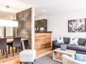 ein Wohnzimmer und ein Esszimmer mit einem Sofa und einem Tisch in der Unterkunft Apartment TITLIS Resort 3-Zimmer Wohnung 8 by Interhome in Engelberg