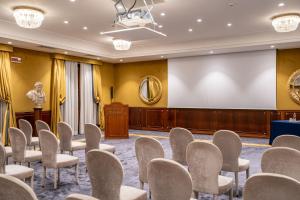a conference room with chairs and a projection screen at Grand Hotel Parker's in Naples