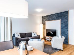 ein Wohnzimmer mit einem Sofa und einem Tisch in der Unterkunft Apartment TITLIS Resort Studio 1 by Interhome in Engelberg