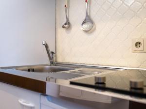 eine Küche mit einem Waschbecken, einem Spiegel und einer Gabel in der Unterkunft Apartment B306 by Interhome in Lahnstein