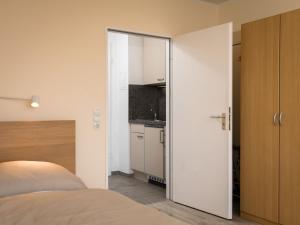 ラーンシュタインにあるApartment B807 by Interhomeのベッドルーム1室(キッチンにつながるドア付)