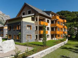 ein Apartmenthaus mit Orange und Grau in der Unterkunft Apartment TITLIS Resort 2-Zimmer Wohnung 5 by Interhome in Engelberg