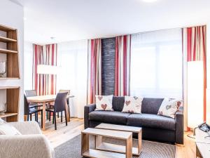 エンゲルベルクにあるApartment TITLIS Resort 2-Zimmer Wohnung 1 by Interhomeのリビングルーム(ソファ、テーブル付)