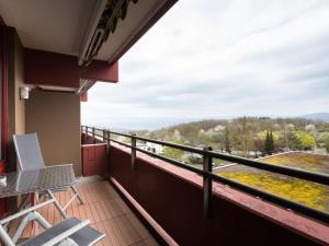 balcón con mesa, sillas y vistas en Apartment A705 by Interhome, en Lahnstein