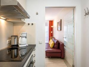 cocina con cafetera y sofá en una habitación en Apartment A705 by Interhome, en Lahnstein