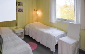 En eller flere senger på et rom på 3 Bedroom Nice Home In Kjpmannskjr