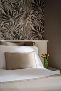 een slaapkamer met een bed met zwart en wit behang bij Hotel Maestrale in Riccione