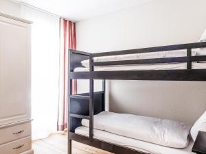 1 Schlafzimmer mit 2 Etagenbetten in einem Zimmer in der Unterkunft Apartment TITLIS Resort 3-Zimmer Familienwohnung 1 in Engelberg