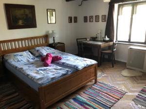 um quarto com uma cama com um bicho de peluche em Tiszakanyar Vendégház em Tiszadada