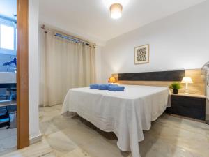Łóżko lub łóżka w pokoju w obiekcie Apartment Tarraco Beach by Interhome