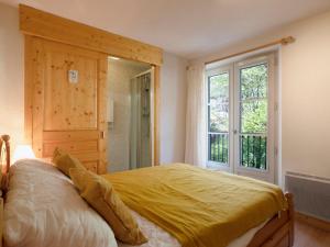 サン・ジェルヴェ・レ・バンにあるApartment Conseil-3 by Interhomeのベッドルーム1室(ベッド1台、大きな窓付)
