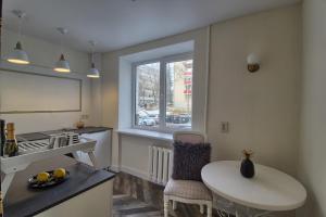 een keuken met een witte tafel en een raam bij Esu namie in Šiauliai