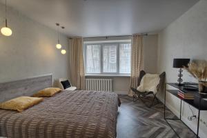 een slaapkamer met een bed, een bureau en een raam bij Esu namie in Šiauliai