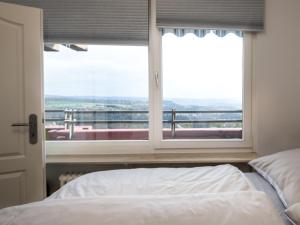 ラーンシュタインにあるApartment A1011 by Interhomeのベッドルーム1室(ベッド1台、景色を望む窓付)