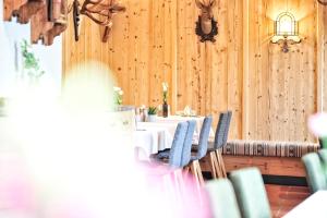 Restoran või mõni muu söögikoht majutusasutuses Fischerwirt am See