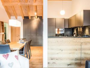 een keuken en eetkamer met een tafel en stoelen bij Apartment TITLIS Resort 4-Zimmer Wohnung 1 by Interhome in Engelberg