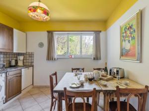cocina con mesa y sillas en Apartment Casa Rosalia by Interhome, en Agarone