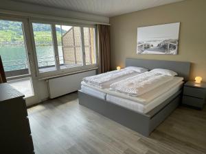 Postel nebo postele na pokoji v ubytování Holiday Home Seestern direkt am See by Interhome