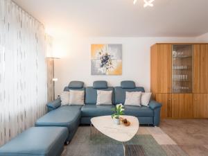 salon z niebieską kanapą i stołem w obiekcie Apartment B1014 by Interhome w mieście Lahnstein