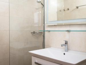 W łazience znajduje się umywalka, lustro i prysznic. w obiekcie Apartment B1014 by Interhome w mieście Lahnstein
