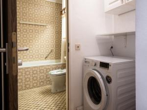 La salle de bains est pourvue d'un lave-linge et de toilettes. dans l'établissement Apartment A1001 by Interhome, à Lahnstein