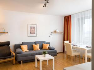 - un salon avec un canapé et une table dans l'établissement Apartment A1001 by Interhome, à Lahnstein