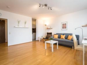- un salon avec un canapé et une table dans l'établissement Apartment A1001 by Interhome, à Lahnstein