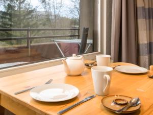 een tafel met borden en keukengerei en een raam bij Apartment B306-B307 by Interhome in Lahnstein