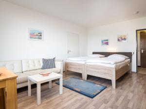 een woonkamer met 2 bedden en een bank bij Apartment B306-B307 by Interhome in Lahnstein