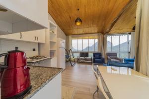 uma cozinha e sala de estar com um aparelho vermelho no balcão em Convenient and Scenic Flat in Antalya em Hurmaköy