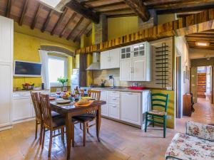 uma cozinha com mesa e cadeiras num quarto em Apartment Casa Alessia by Interhome em Tavarnelle in Val di Pesa